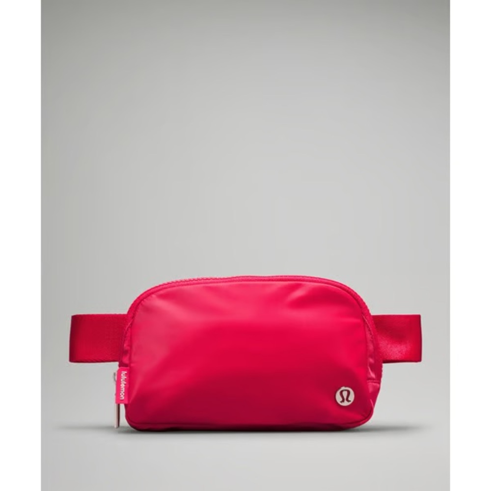 Lululemon Everywhere Belt Bag 1L |
Cherry Mist